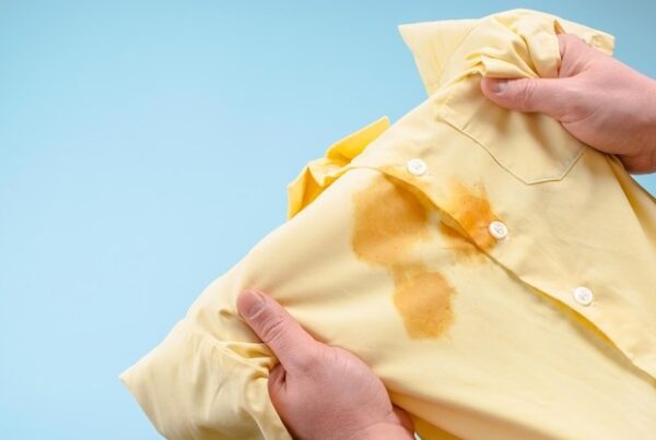 How to remove oil stains from clothes